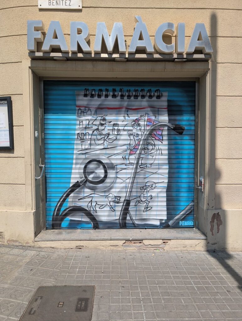 Persiana farmacia gispert riaza — Penao, Les Corts Persiana de la Farmàcia Gispert-Riaza pintada per Penao amb un fonendoscopi realista sobre un full de quadern ple de personatges i animals dibuixats amb línia infantil, sobre fons blau — Persianes que fan barri, Les Corts, Barcelona, Rebobinart 2026