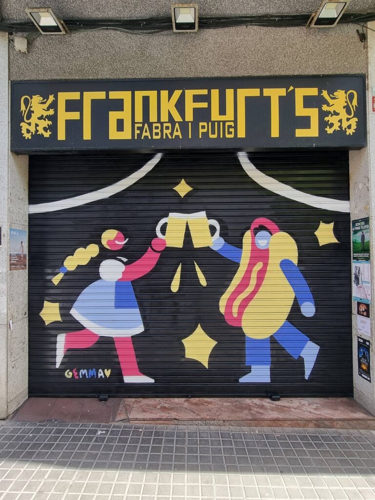 Persiana del Frankfurt's Fabra i Puig pintada por Gemma Fontanals con dos figuras brindando con jarras de cerveza y un frankfurt gigante, sobre fondo negro — Persianes que fan barri, Sant Andreu, Barcelona, Rebobinart 2026