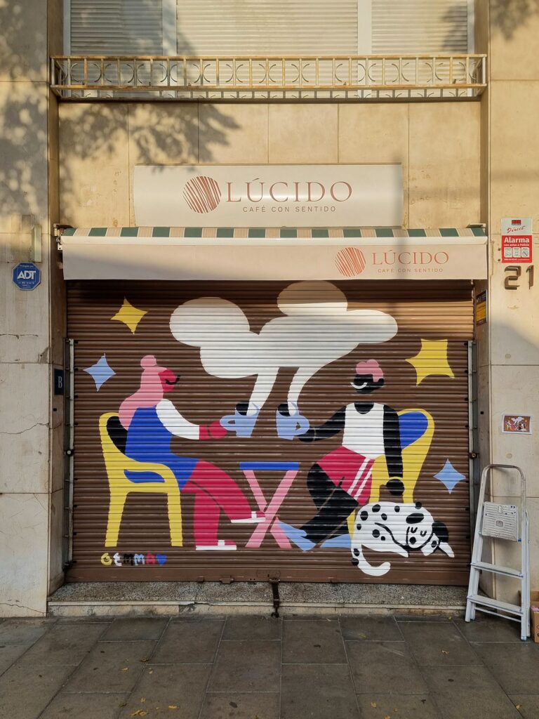 Persiana del Lúcido pintada por Gemma Fontanals con dos figuras sentadas en una terraza, un perro dálmata y una gran nube blanca de vapor de café, sobre fondo marrón — Persianes que fan barri, Sant Andreu, Barcelona, Rebobinart 2026