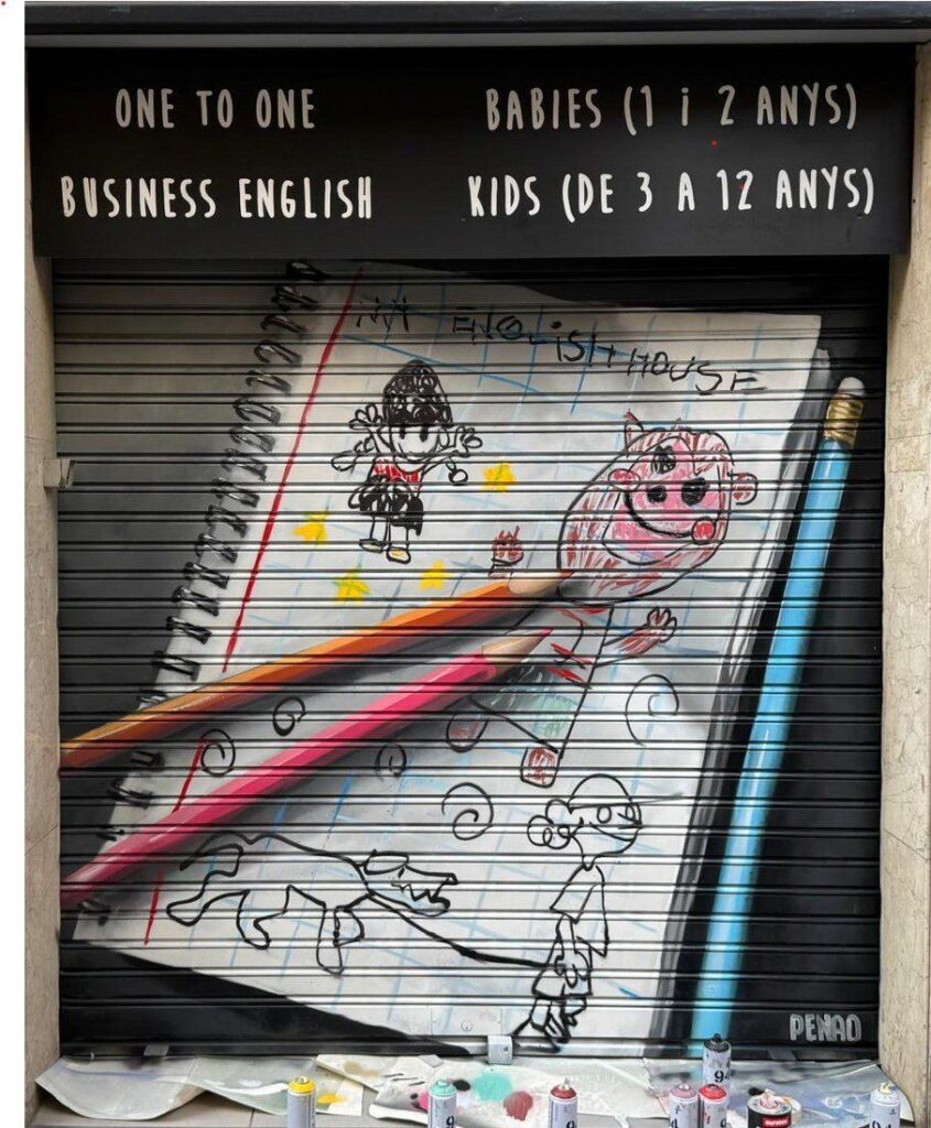 Persiana my english house — Penao, Les Corts Persiana de My English House pintada per Penao amb el nom de l'acadèmia escrit a mà, una nena, un gos i estrelles dibuixats com per un infant, i tres llapis de colors realistes sobre un full de quadern, sobre fons negre — Persianes que fan barri, Les Corts, Barcelona, Rebobinart 2026