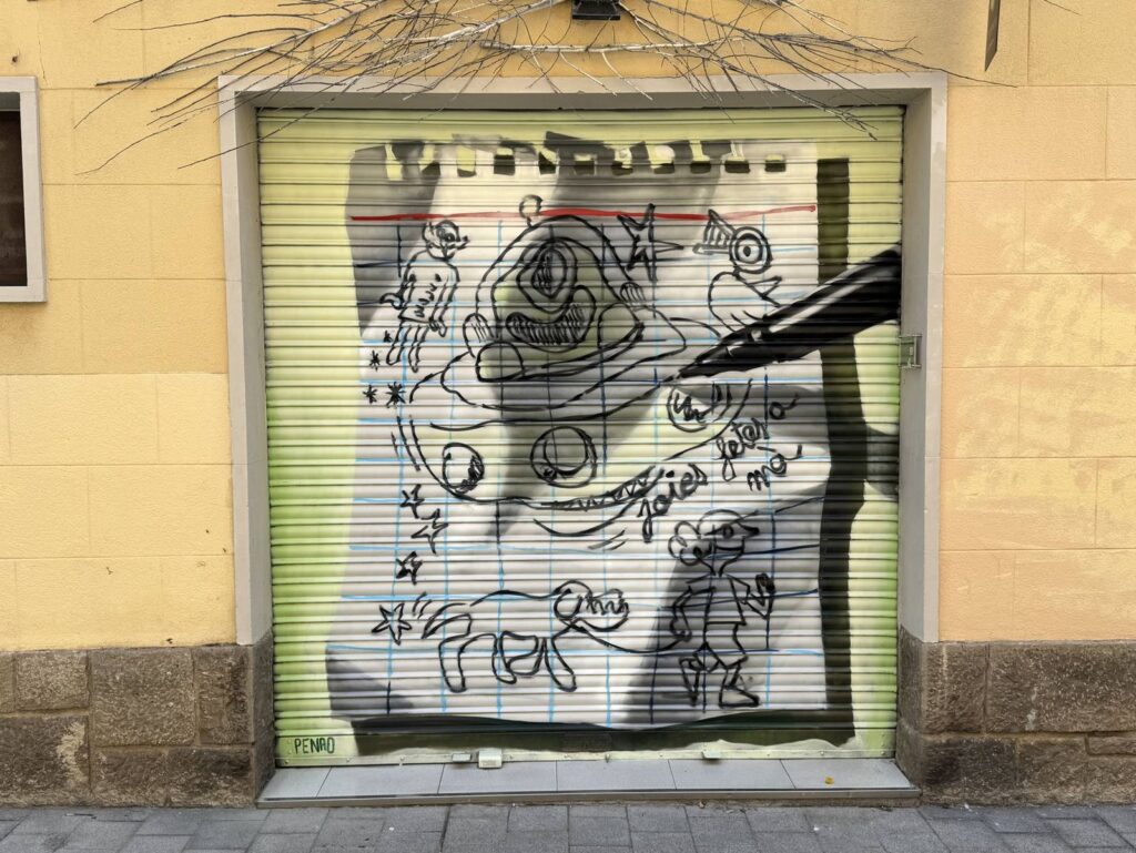 Persiana otro mundo bcn — Penao, Les Corts Persiana d'Otro Mundo bcn pintada per Penao amb un platet volador, planetes, estrelles i personatges espacials dibuixats amb retolador sobre un full de quadern, amb un retolador negre en relleu, sobre fons verd — Persianes que fan barri, Les Corts, Barcelona, Rebobinart 2026