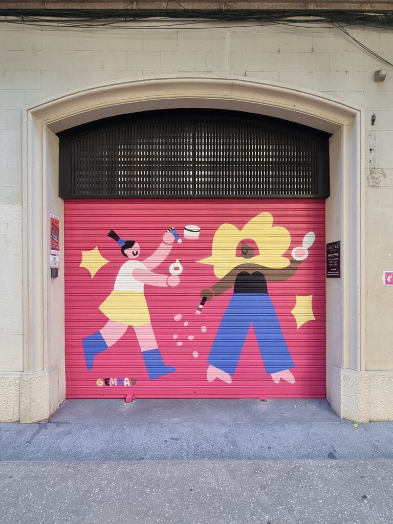 Persiana de Perfumeries Facial pintada por Gemma Fontanals con dos figuras, una con la cabeza en forma de flor amarilla, pulverizando perfume entre gotitas y estrellas, sobre fondo rosa — Persianes que fan barri, Sant Andreu, Barcelona, Rebobinart 2026