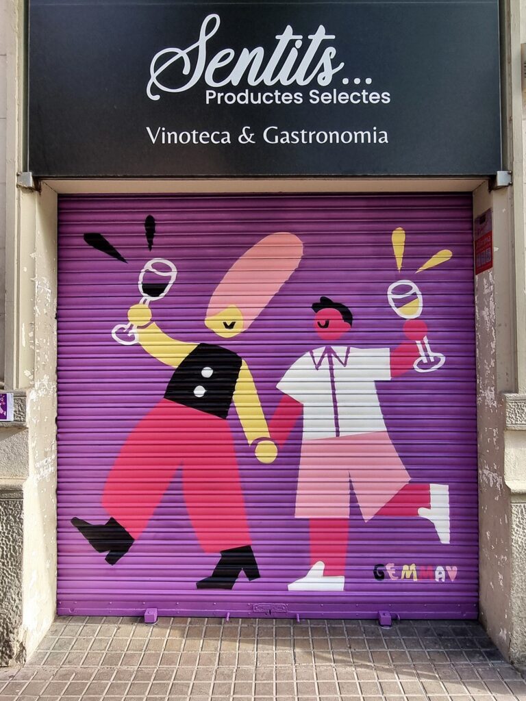 Persiana de Sentits, Productes Selectes pintada por Gemma Fontanals con dos figuras brindando con copas de vino ante la silueta de una botella, sobre fondo lila — Persianes que fan barri, Sant Andreu, Barcelona, Rebobinart 2026