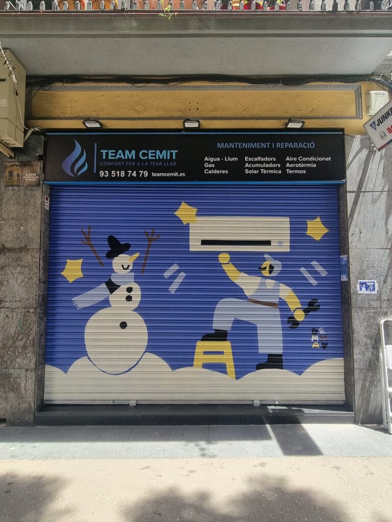 Persiana de Team Cemit pintada por Gemma Fontanals con una figura instalando un aparato de aire acondicionado junto a un muñeco de nieve, sobre fondo azul con nubes — Persianes que fan barri, Sant Andreu, Barcelona, Rebobinart 2026