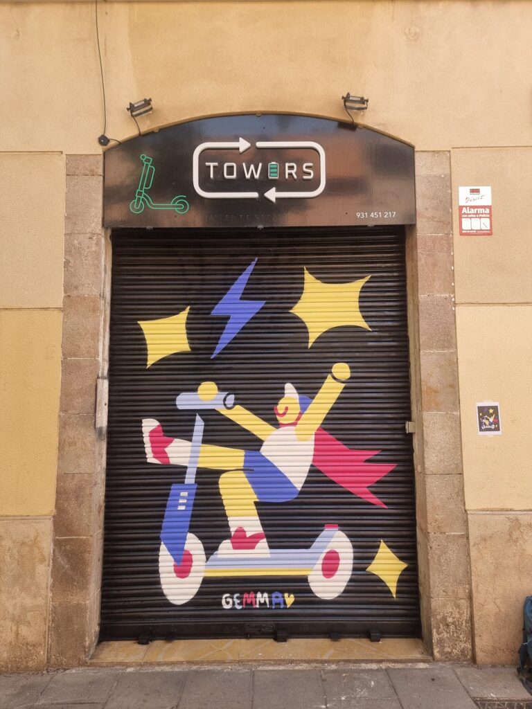 Persiana de Towers pintada por Gemma Fontanals con una figura sobre un patinete eléctrico, un rayo azul y estrellas amarillas, sobre fondo oscuro — Persianes que fan barri, Sant Andreu, Barcelona, Rebobinart 2026