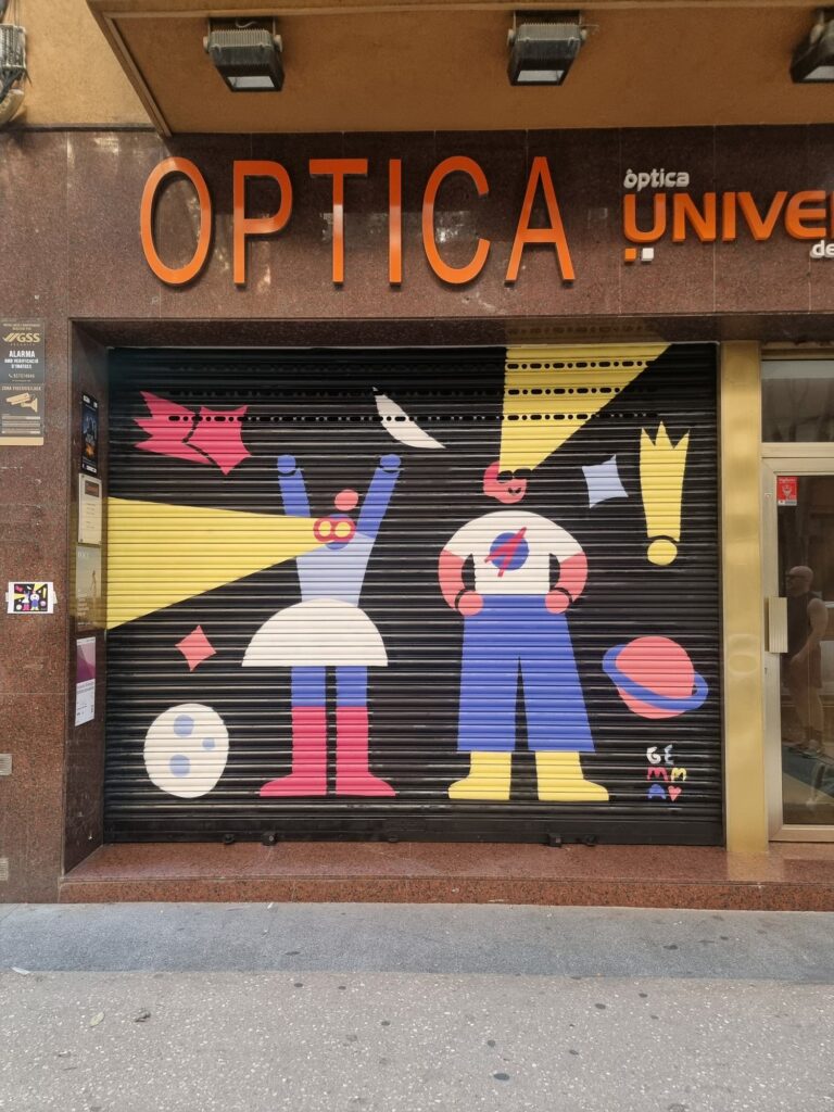 Persiana de Univers de la Visió pintada por Gemma Fontanals con dos figuras con gafas, un planeta anillado y un haz de luz amarillo, sobre fondo negro — Persianes que fan barri, Sant Andreu, Barcelona, Rebobinart 2026