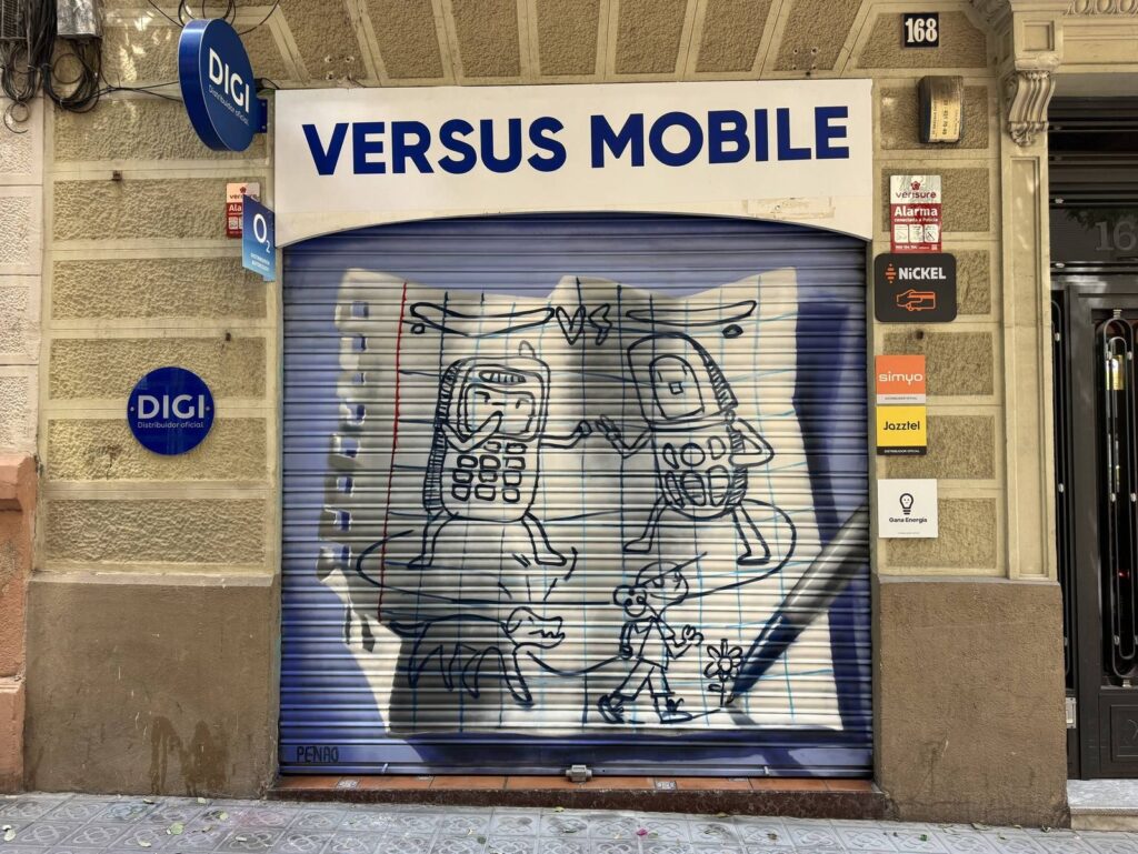 Persiana versus mobile — Penao, Les Corts Persiana de Versus Mobile pintada per Penao amb dos telèfons mòbils dibuixats com a lluitadors que s'enfronten sobre un full de quadern arrugat, sobre fons blau — Persianes que fan barri, Les Corts, Barcelona, Rebobinart 2026