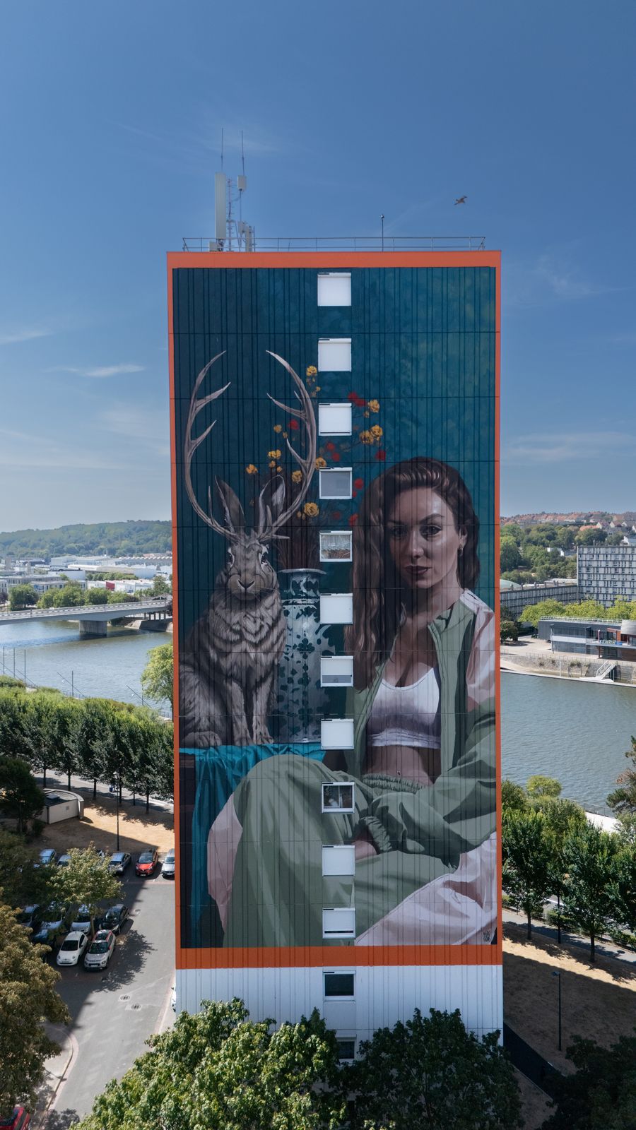 Mural de gran format de WeDo Goás en una torre d'habitatges: una imatge que dialoga amb l'arquitectura i l'entorn
