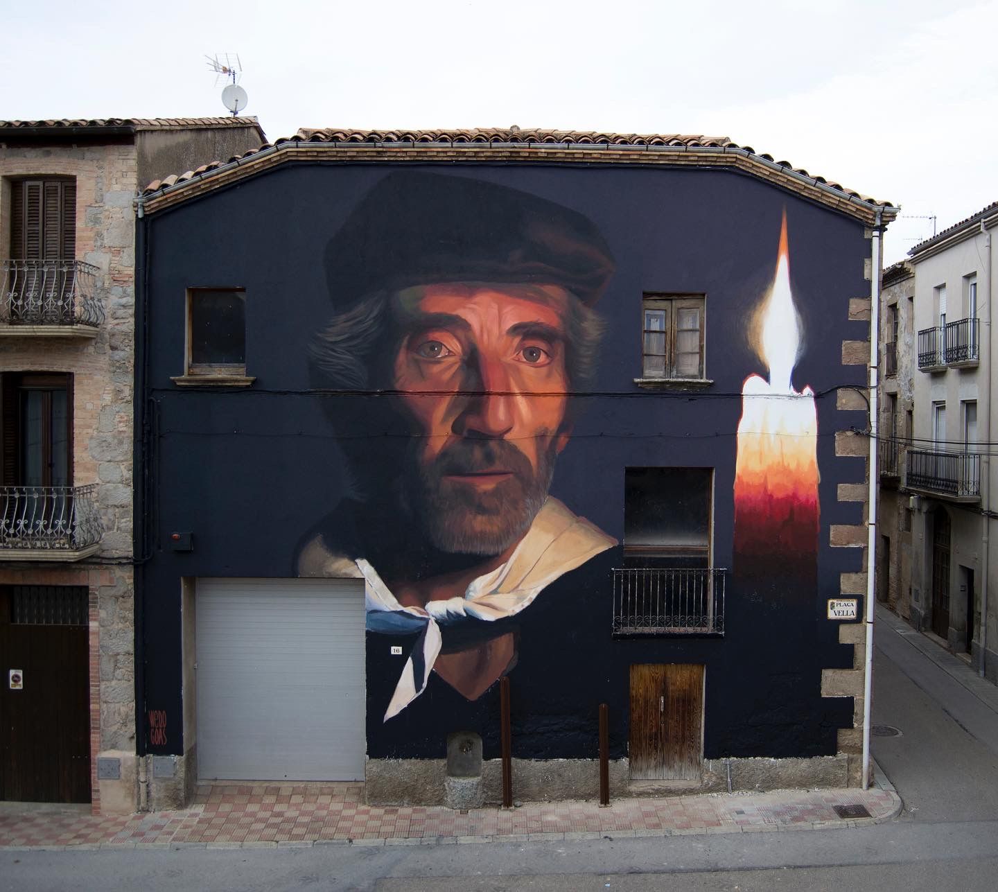 Retrat d'un veí en una façana pintada per WeDo Goás: respecte pel veïnat i art a l'espai públic