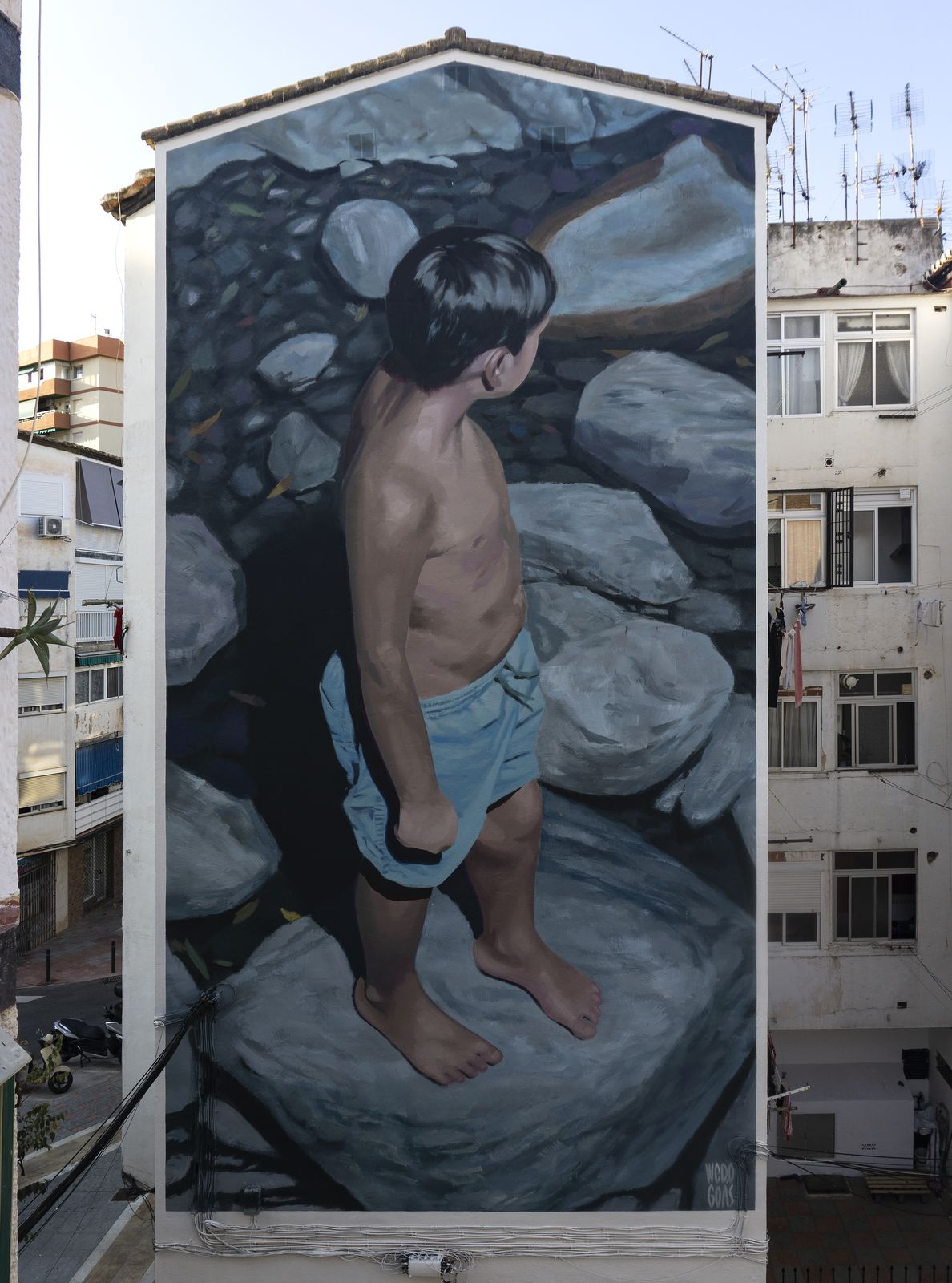 Mural de WeDo Goás en una mitgera: art urbà amb missatge davant de l'art decoratiu