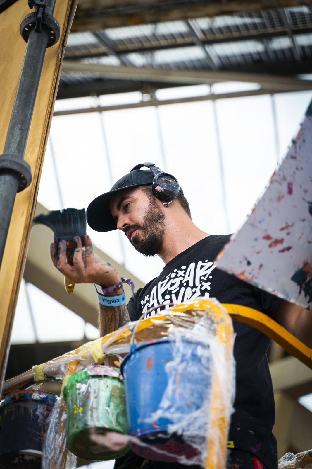 WeDo Goás, muralista gallec establert a Barcelona, pintant un mural de gran format — entrevista a Rebobinart